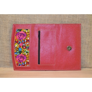 Portfel duży skórzany czerwony z kwiatowym kolorowym haftem .